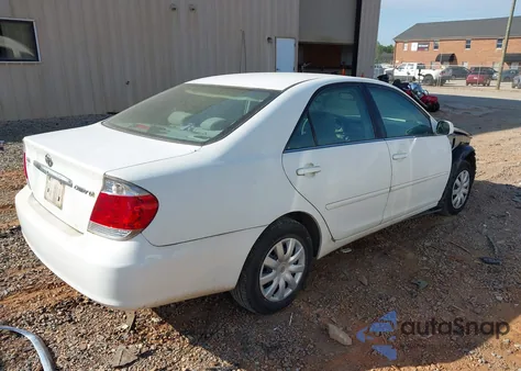 2005 Toyota Camry Le z USA, uszkodzony, nr VIN 4T1BE32K75U633665
